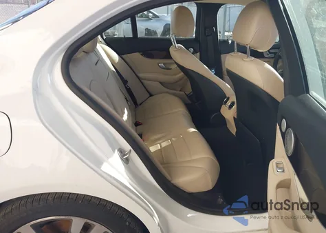 2015 Mercedes-Benz C 300 4Matic z USA, uszkodzony, nr VIN 55SWF4KB9FU036356